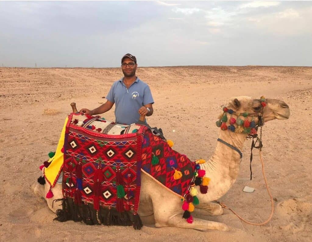 Hurghada çölünde deve turu sırasında gün batımı manzarası
